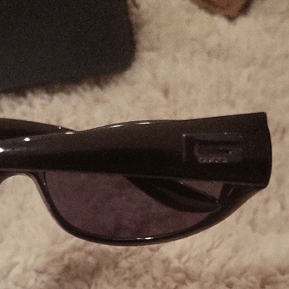 Gucci Stylish Black Sunglasses - Picture 2 of 8
